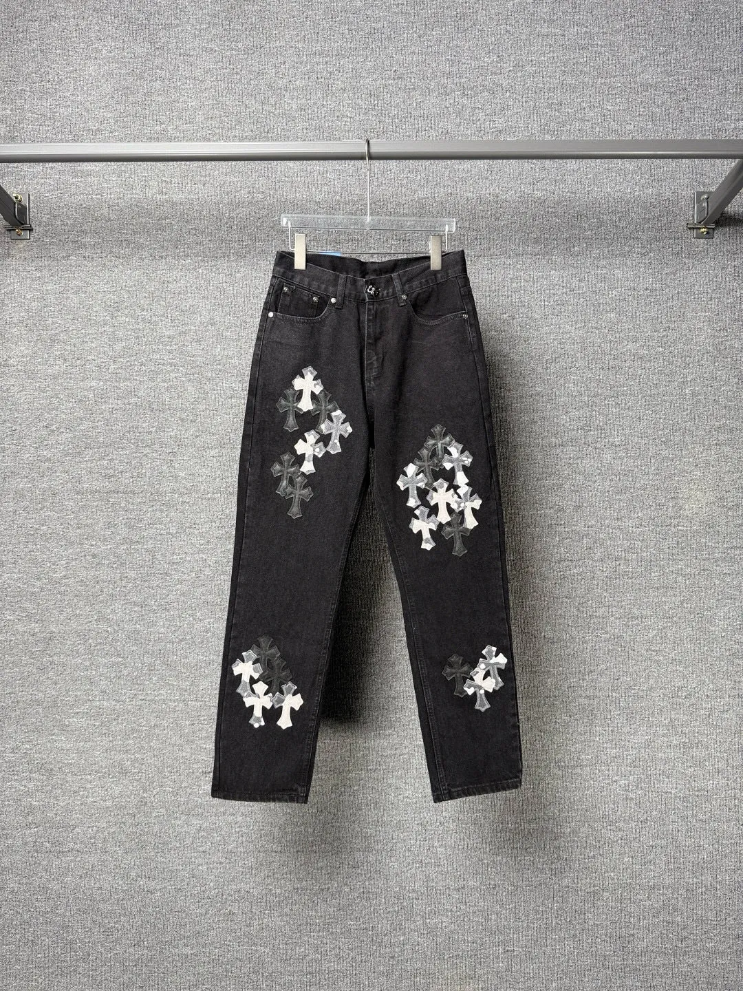 P260 💰 (Top version) Chrome hearts washed jeans with black multi-leather elements and full details. It truly restores the ultimate texture of Vintage. Three-dimensional version. Loose and comfortable, not picky about the figure. It looks taller and slimmer. Factory precision. Original factory quality control. Same style for men and women. Can be matched with couples. Versatile recommendation. Must-have jeans for all seasons. Fashionistas have been disappointed. From the quality selection of fabrics, the tailoring of details, and the matching of patterns, they are all impeccable! The upper body is so handsome when worn...it can be easily worn by men, women and children! The craftsmanship is made of heavy-duty washed pure cotton denim fabric. After washing, it is soft and thick. It is very stylish when worn on the body. Color: black Size: 28-30-32-34-36 (corresponding to S-M-L-XL-XXL)